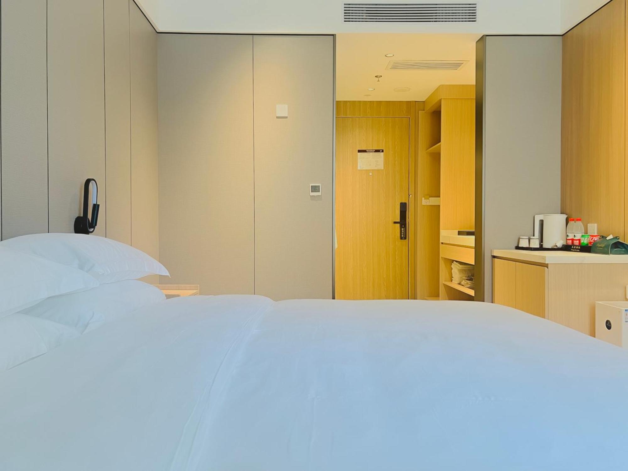 Dayin Garden -near People's Square & Nanjing Road-large Social Area -bar -cafe -gym -free Laundry Luggage Storage -24h Front Desk-english Service Hotel 3*