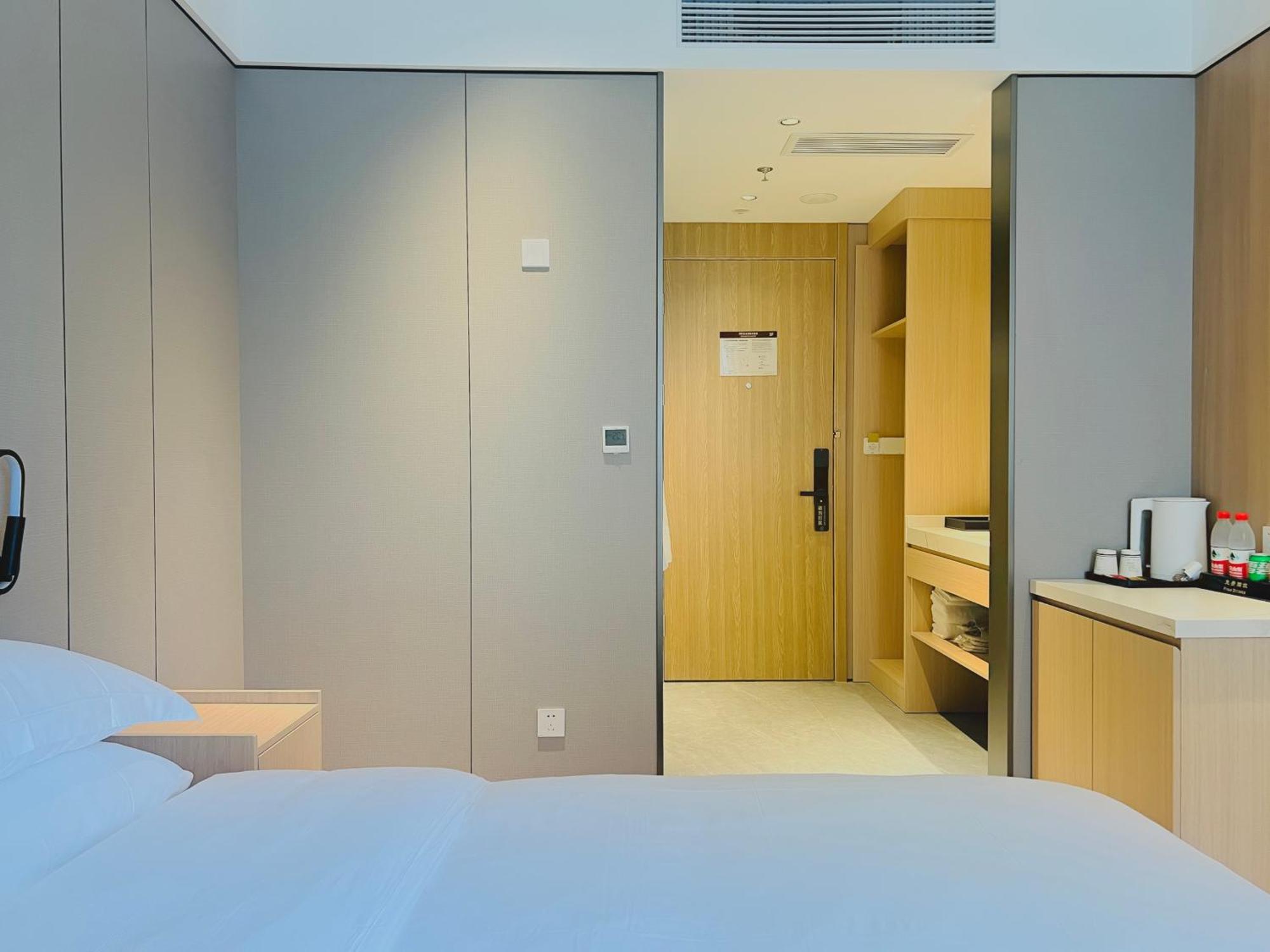 Dayin Garden -near People's Square & Nanjing Road-large Social Area -bar -cafe -gym -free Laundry Luggage Storage -24h Front Desk-english Service 3* Shanghai