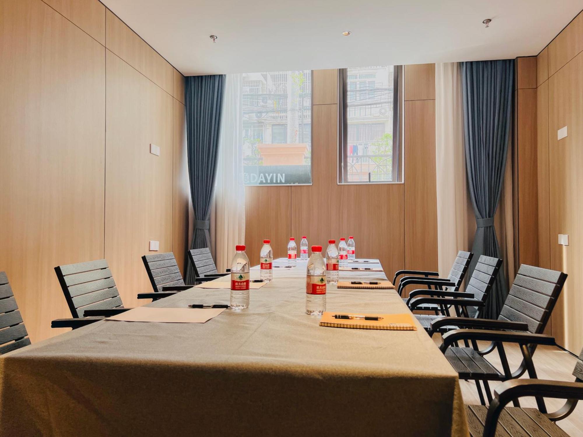 Dayin Garden -near People's Square & Nanjing Road-large Social Area -bar -cafe -gym -free Laundry Luggage Storage -24h Front Desk-english Service ホテル 3*