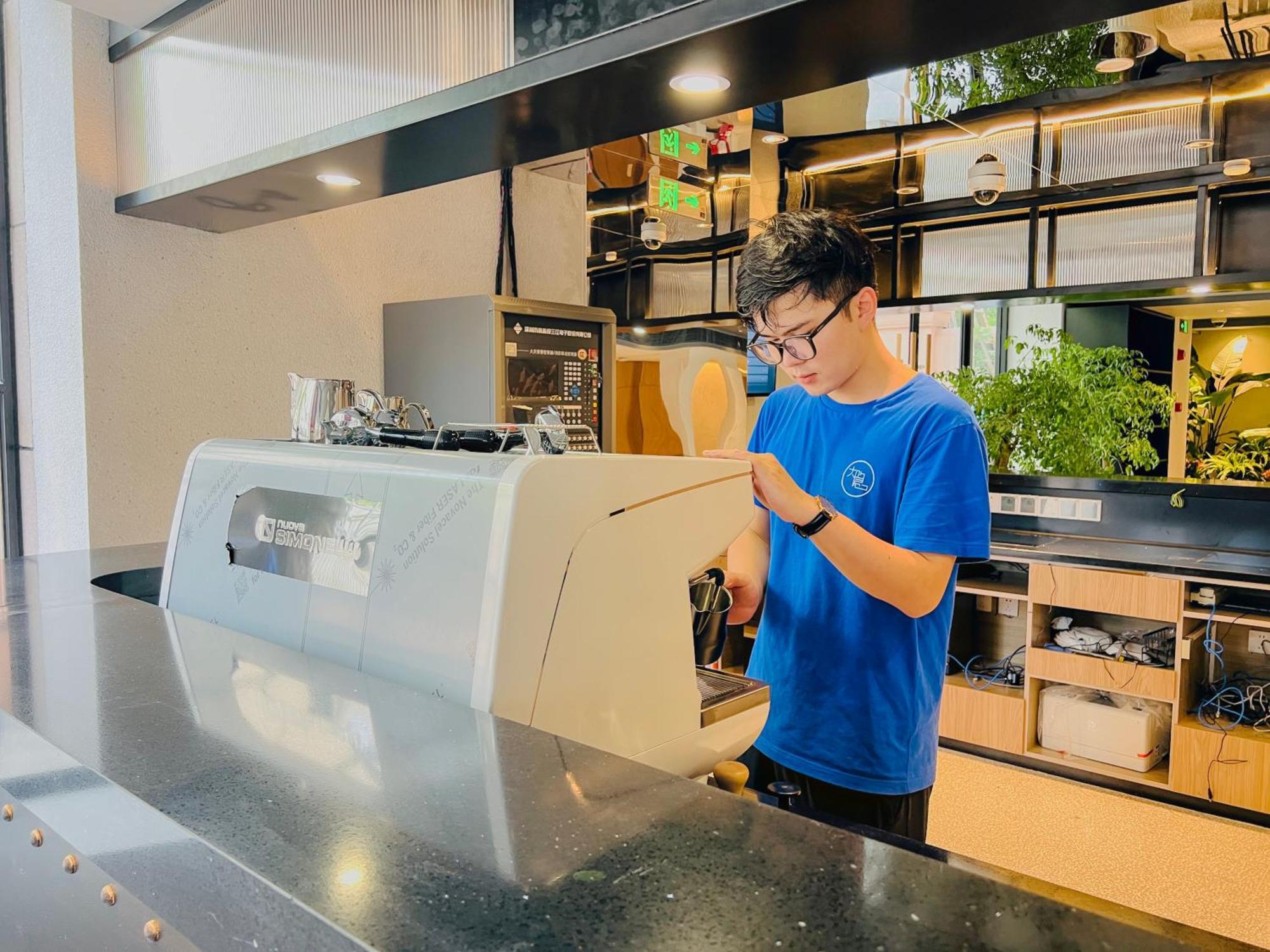 Hotel Dayin Garden -near People's Square & Nanjing Road-large Social Area -bar -cafe -gym -free Laundry Luggage Storage -24h Front Desk-english Service