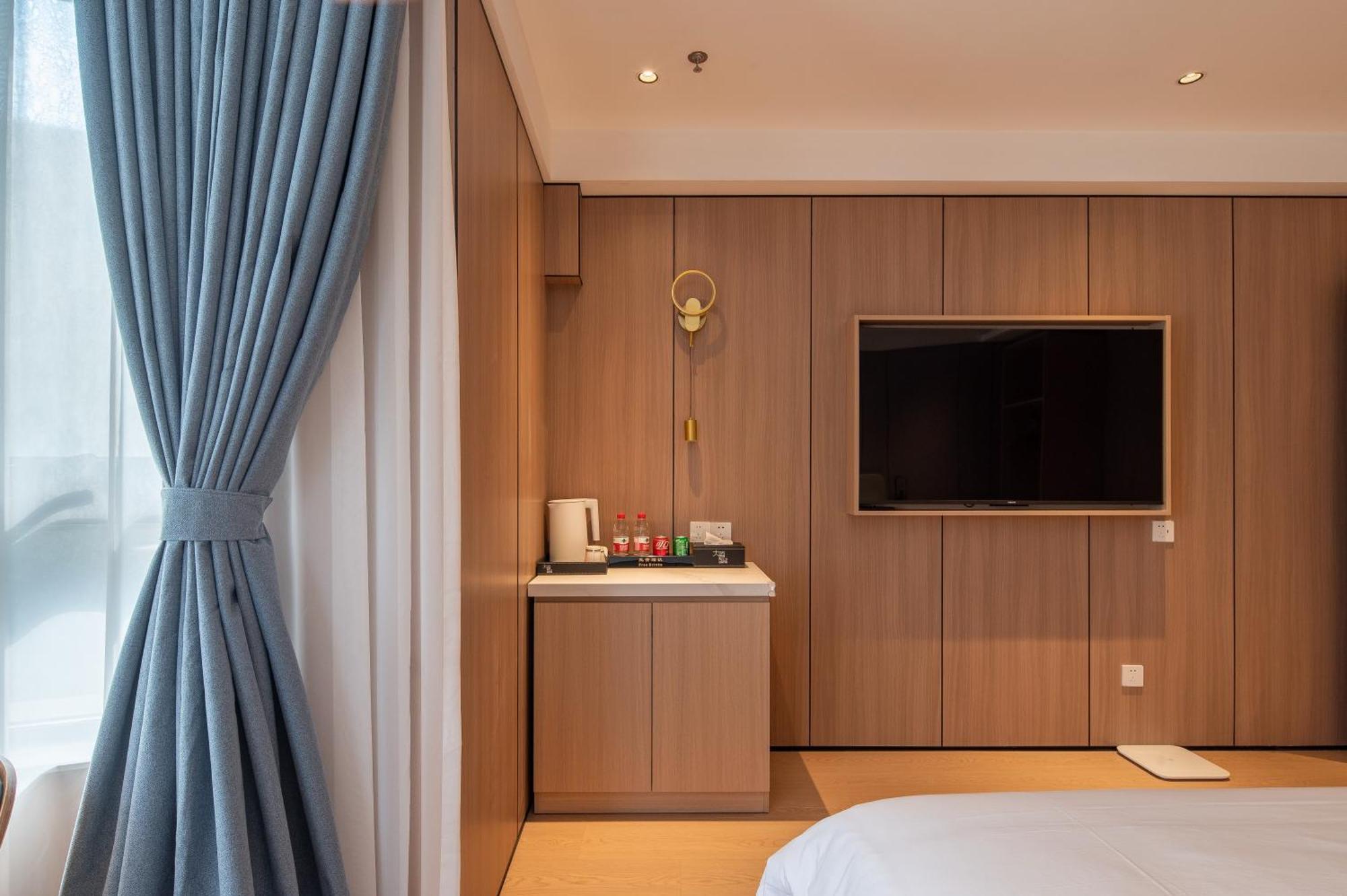 Dayin Garden -near People's Square & Nanjing Road-large Social Area -bar -cafe -gym -free Laundry Luggage Storage -24h Front Desk-english Service Hotel 3*