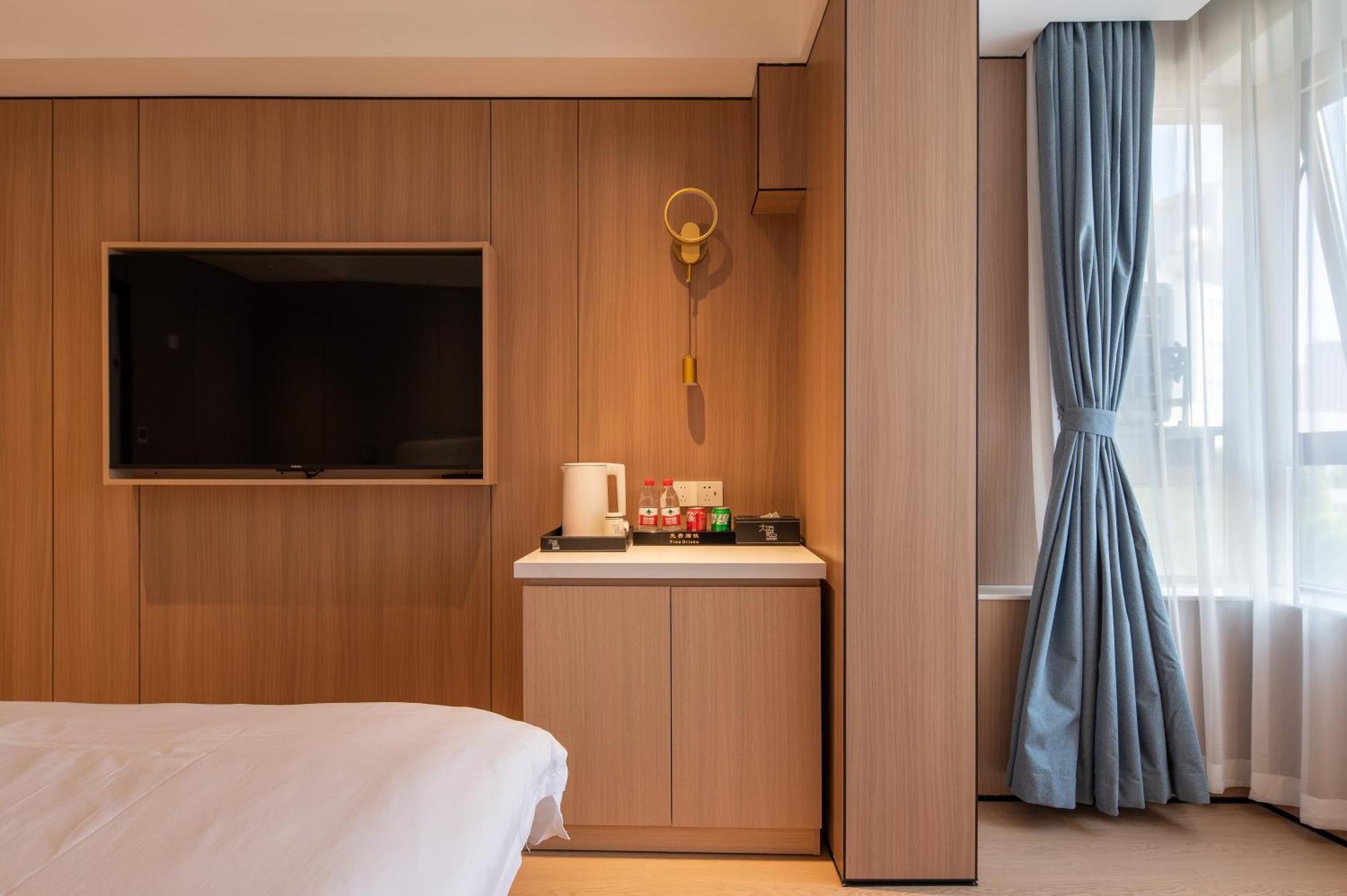 Hotel Dayin Garden -near People's Square & Nanjing Road-large Social Area -bar -cafe -gym -free Laundry Luggage Storage -24h Front Desk-english Service 3*