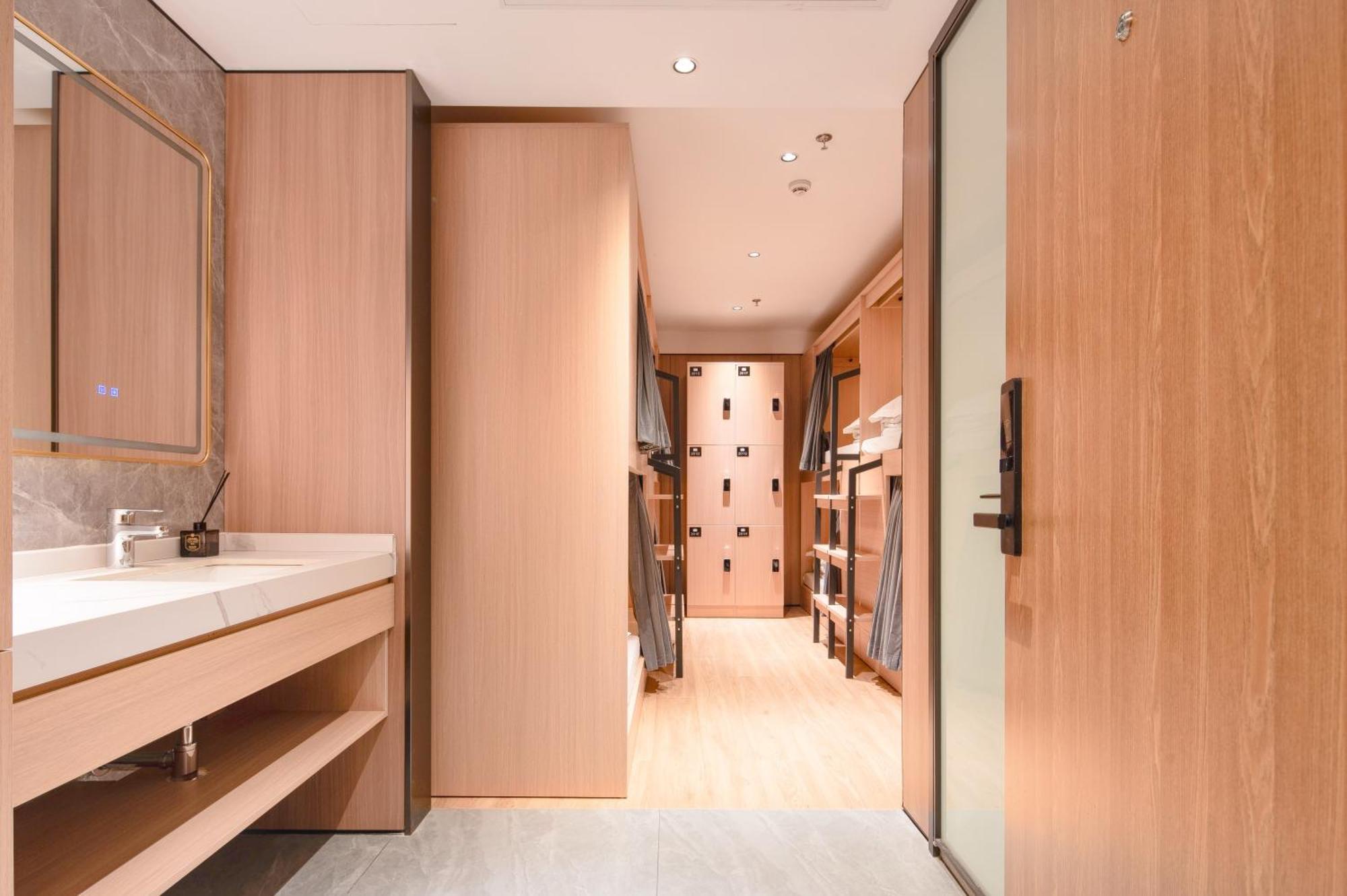 Hotel Dayin Garden -near People's Square & Nanjing Road-large Social Area -bar -cafe -gym -free Laundry Luggage Storage -24h Front Desk-english Service 3*