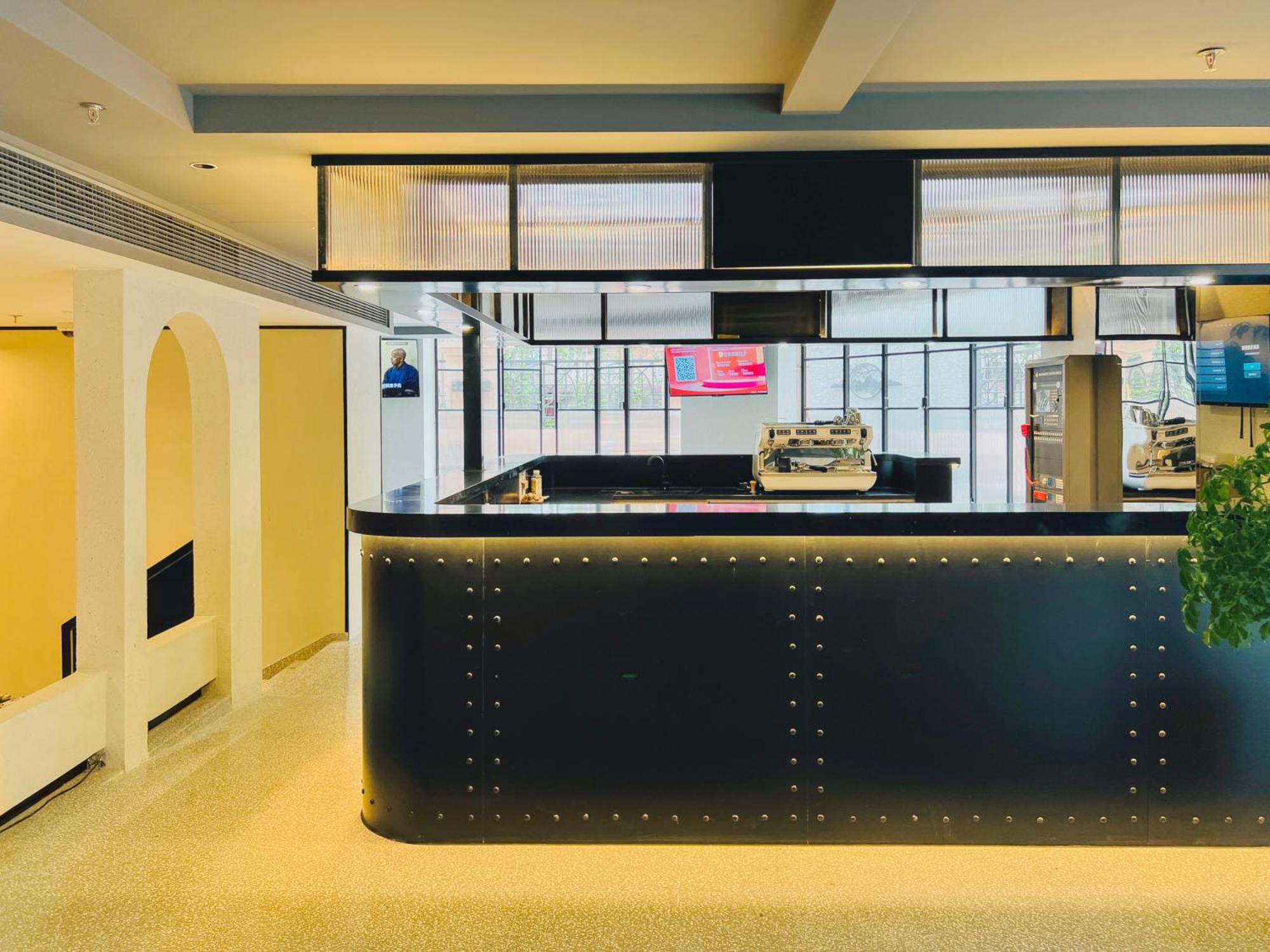 Dayin Garden -people's Square & Nanjing Road-large Social Area -bar -cafe -gym -free Laundry Luggage Storage -24h Front Desk-english Service 3* 上海