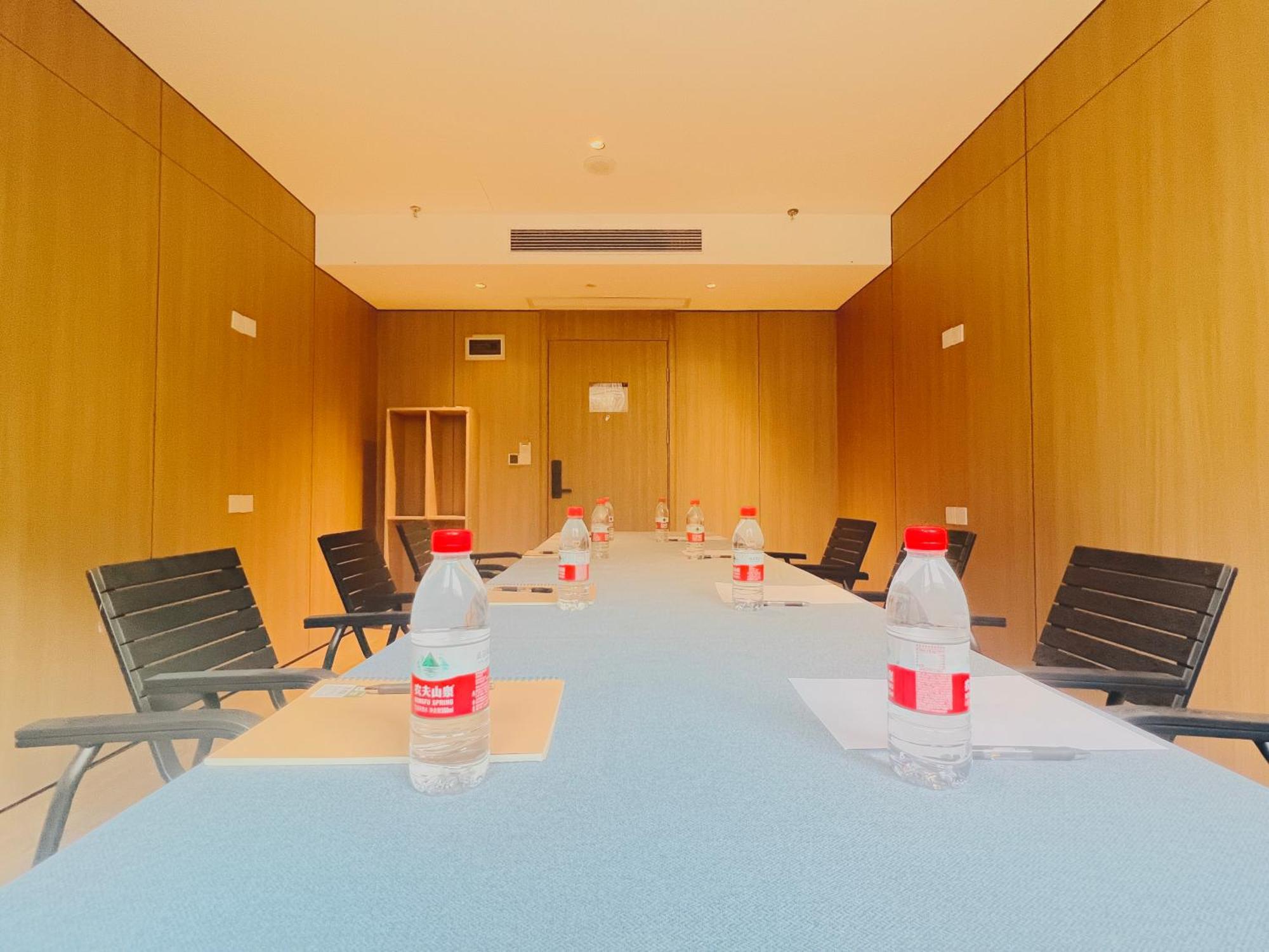 Dayin Garden -people's Square & Nanjing Road-large Social Area -bar -cafe -gym -free Laundry Luggage Storage -24h Front Desk-english Service