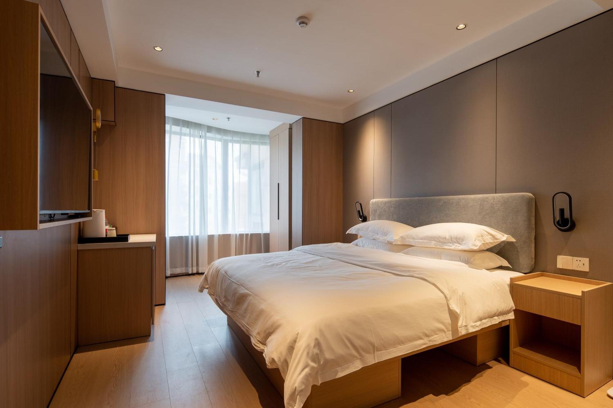 Hotel Dayin Garden -people's Square & Nanjing Road-large Social Area -bar -cafe -gym -free Laundry Luggage Storage -24h Front Desk-english Service