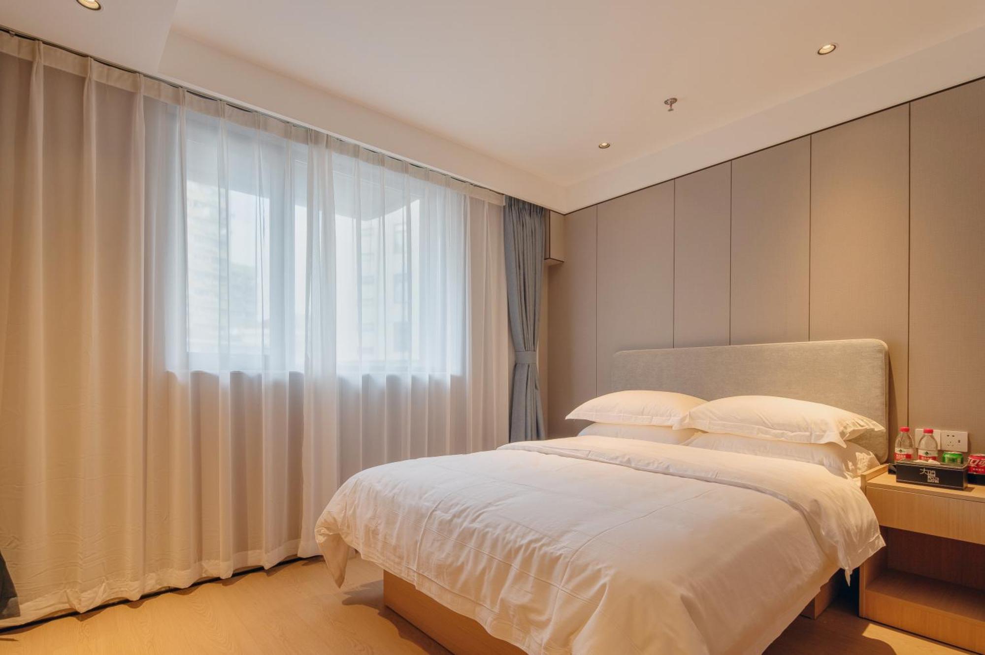 Dayin Garden -people's Square & Nanjing Road-large Social Area -bar -cafe -gym -free Laundry Luggage Storage -24h Front Desk-english Service