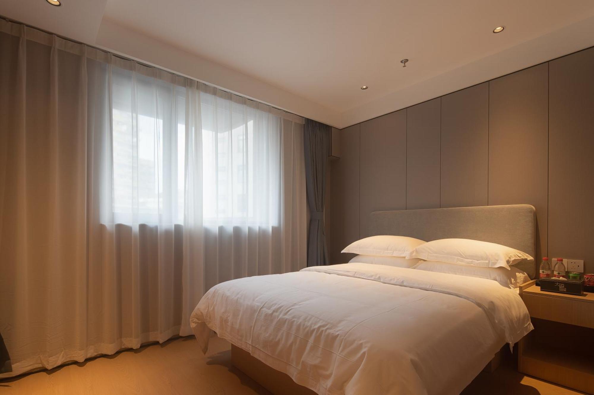 Dayin Garden -people's Square & Nanjing Road-large Social Area -bar -cafe -gym -free Laundry Luggage Storage -24h Front Desk-english Service 3* Shanghai