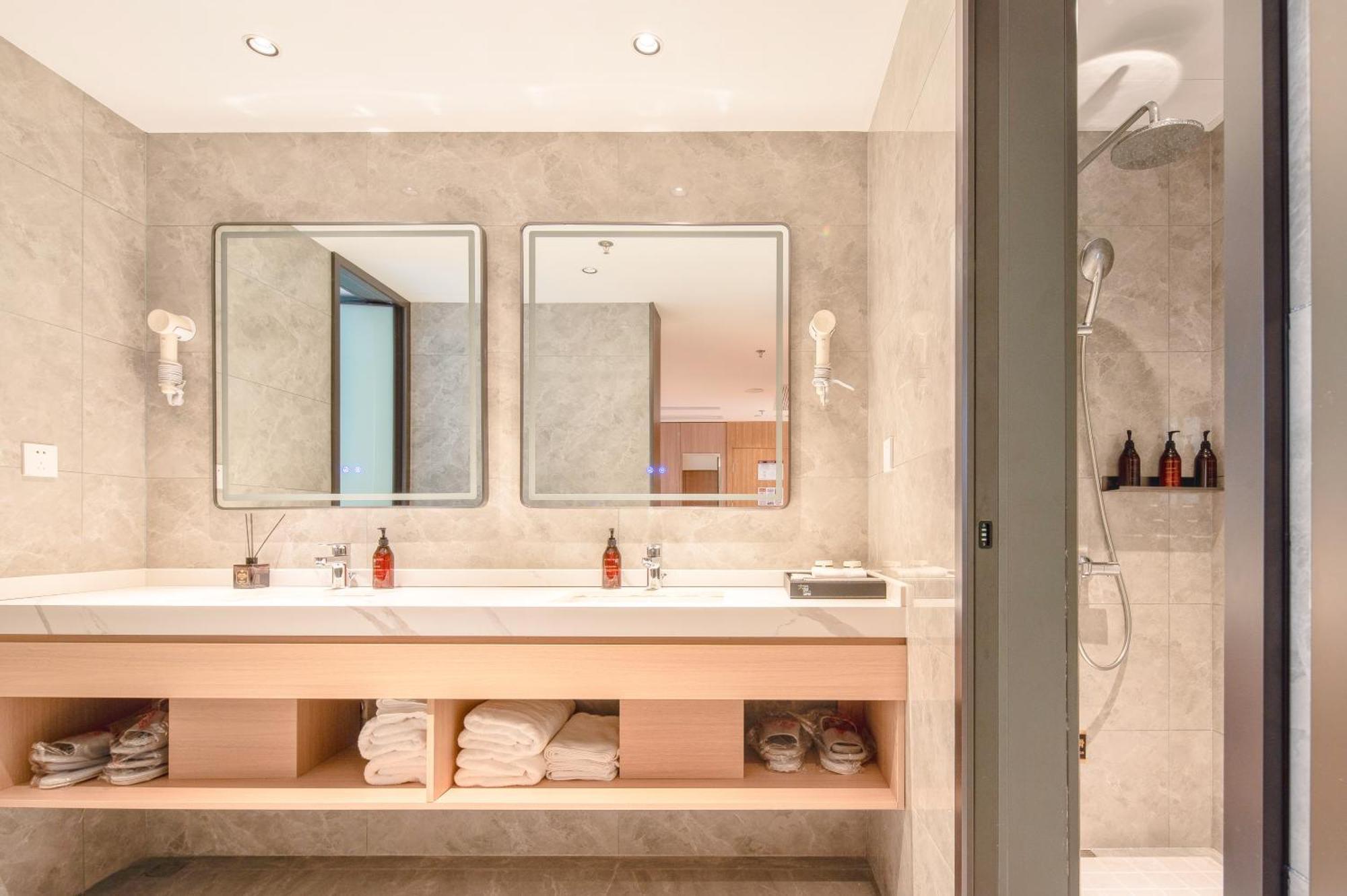 Dayin Garden -people's Square & Nanjing Road-large Social Area -bar -cafe -gym -free Laundry Luggage Storage -24h Front Desk-english Service Hotel 3*